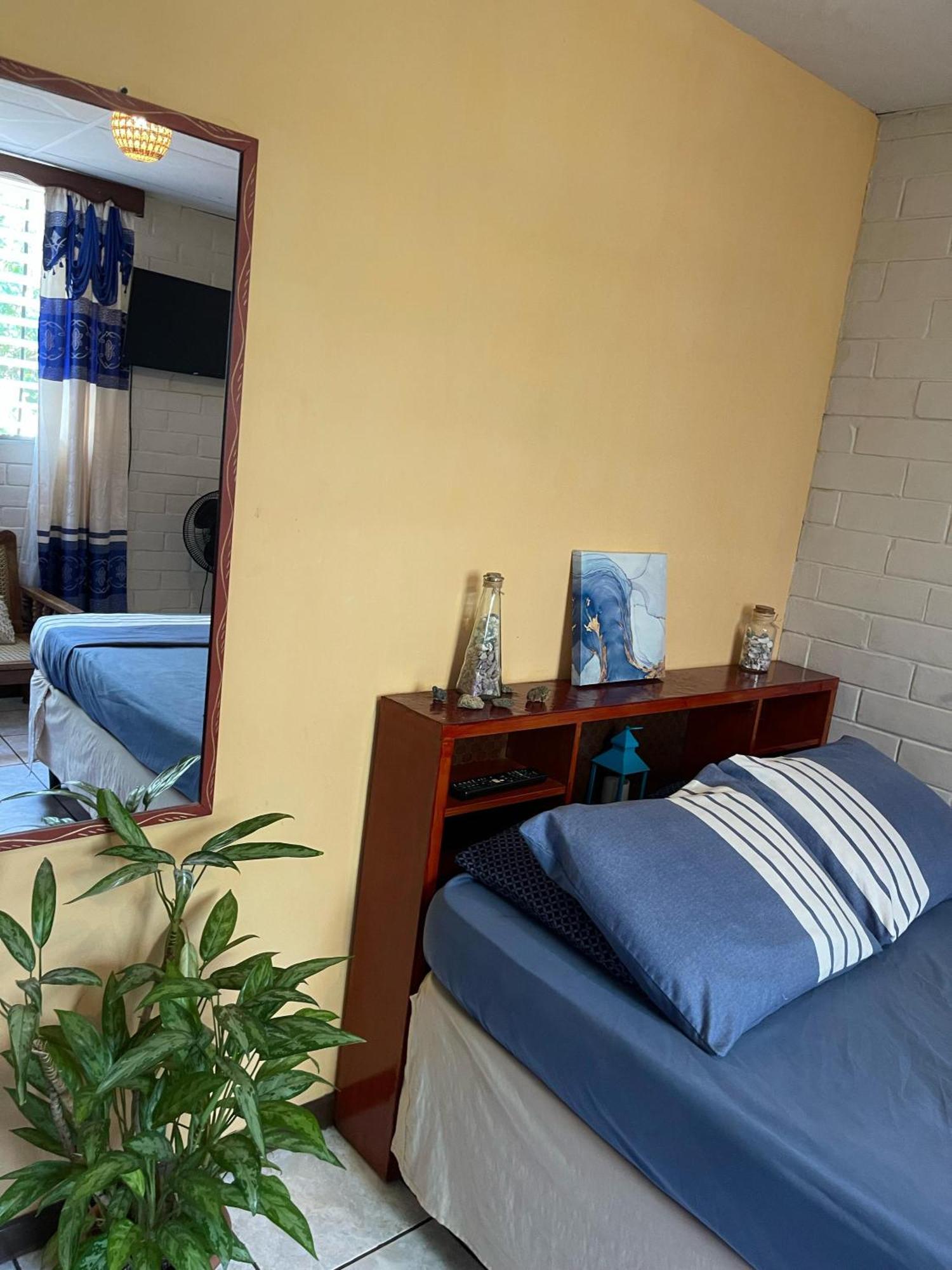 Pool House Hostel 圣安娜 外观 照片