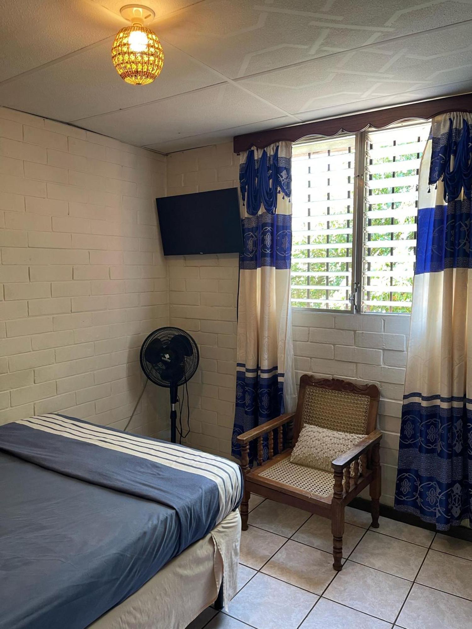 Pool House Hostel 圣安娜 外观 照片