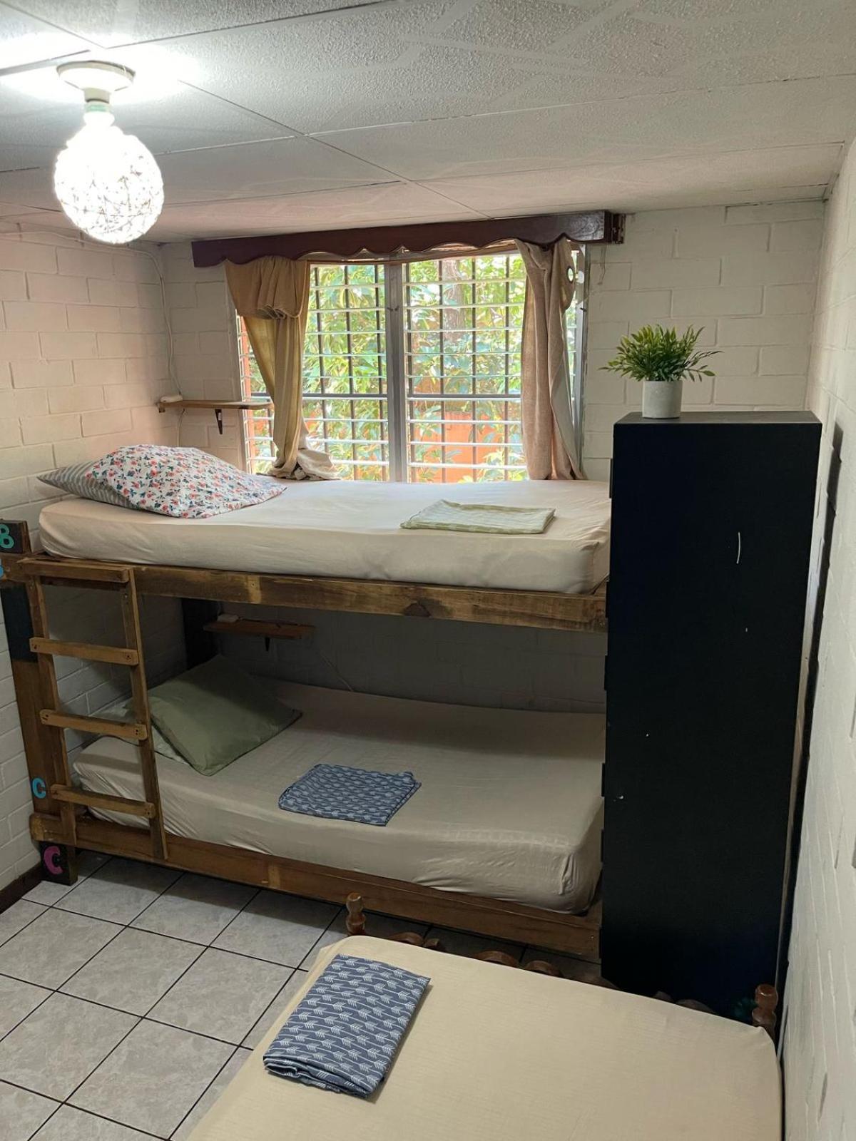 Pool House Hostel 圣安娜 外观 照片