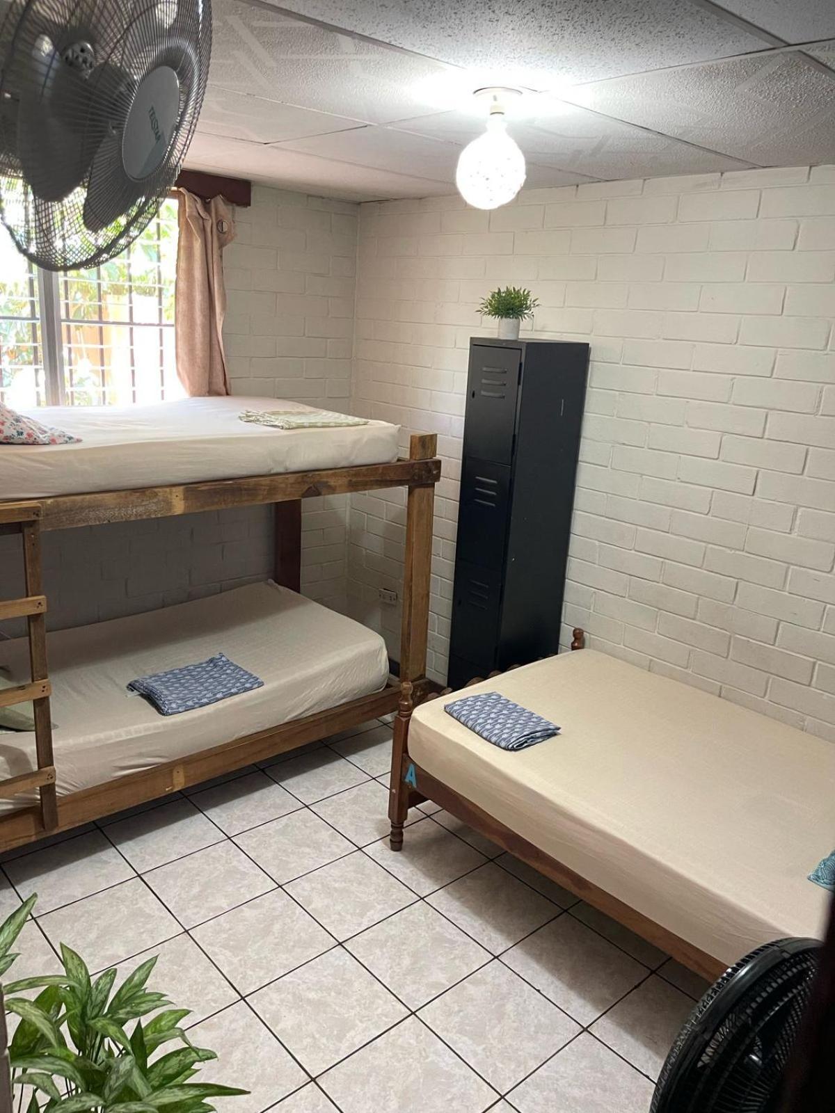Pool House Hostel 圣安娜 外观 照片
